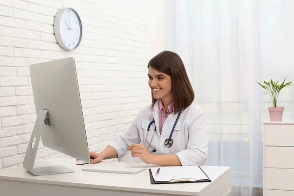 Pediatriker Konsultera Patienten Online Vid Bordet Kliniken — Stockfoto