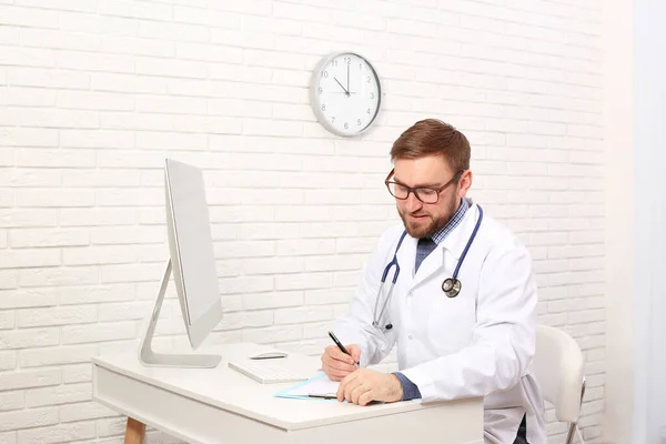 Pediatra Con Appunti Che Lavora Tavola Clinica — Foto Stock