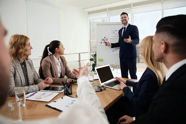 Des Hommes Affaires Réunissant Bureau Conseil Gestion — Photo