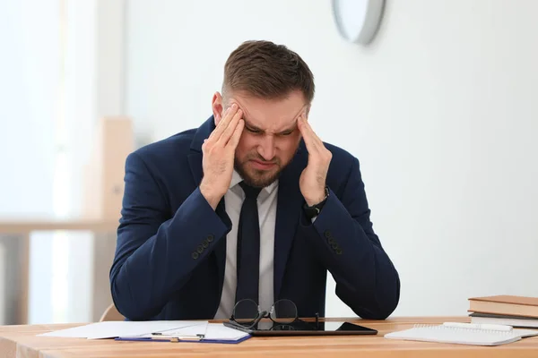 Homem Que Sofre Enxaqueca Trabalho Escritório — Fotografia de Stock