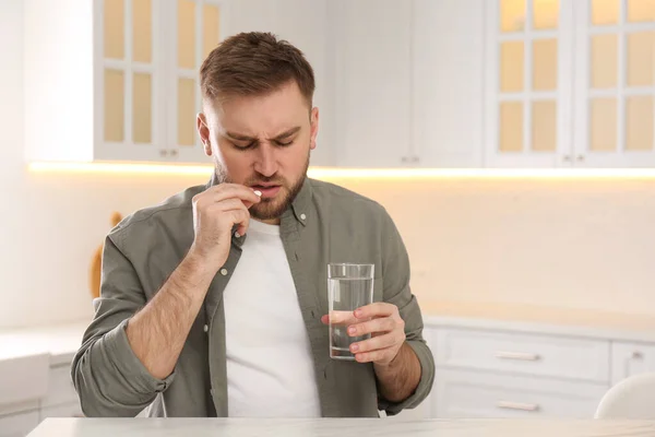 Mann Nimmt Pillen Gegen Migräne Küche Raum Für Text — Stockfoto