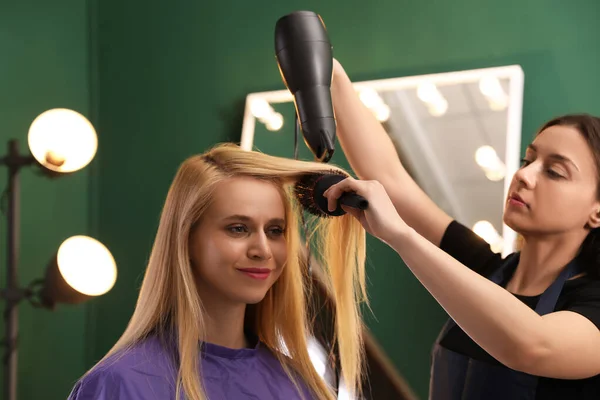 Styliste Brushing Cheveux Femme Dans Salon — Photo