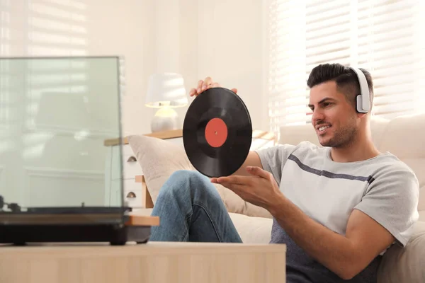 Happy Man Listening Music Tontable Home — Stock fotografie