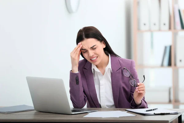 Femeia Care Suferă Migrenă Locul Muncă — Fotografie, imagine de stoc