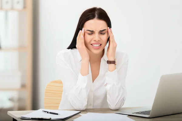 在职工作场所患有偏头痛的妇女 — 图库照片