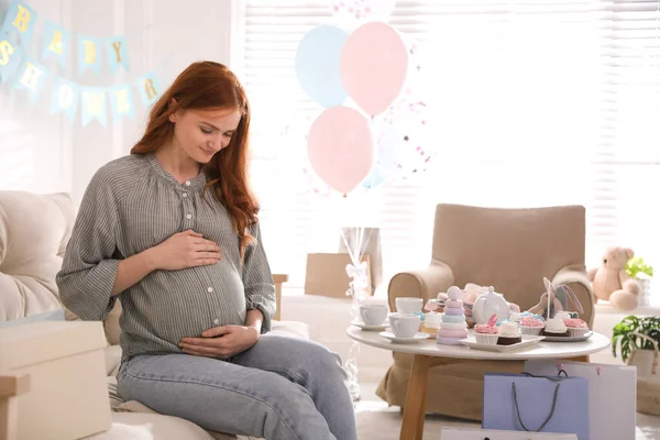 Bebek Partisi Için Dekore Edilmiş Mutlu Hamile Kadın — Stok fotoğraf