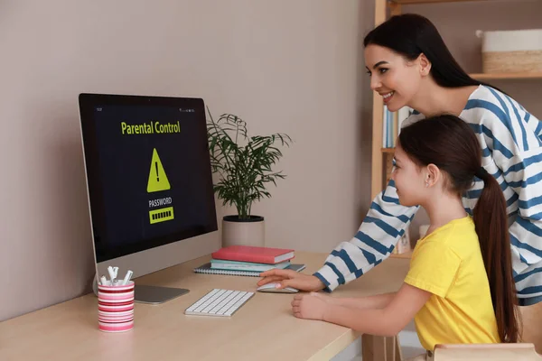 Mamá Instalando Control Parental Computadora Interior Mesa Seguridad Infantil —  Fotos de Stock