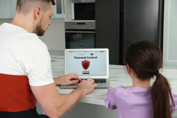 Papá Instalación Control Parental Ordenador Portátil Mesa Cocina Vista Trasera —  Fotos de Stock