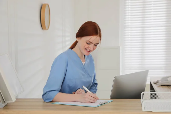 Empfangsdame Mit Klemmbrett Schreibtisch Krankenhaus — Stockfoto