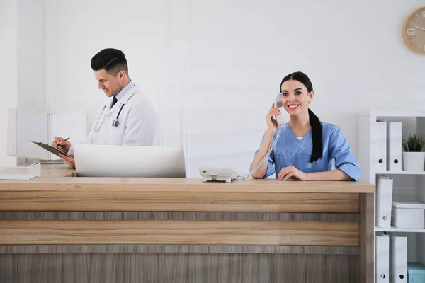 Receptionist Och Läkare Som Arbetar Vid Bänkskivan Sjukhus — Stockfoto