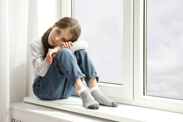 Trauriges Kleines Mädchen Sitzt Drinnen Auf Fensterbank Platz Für Text — Stockfoto