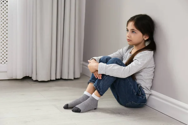 Trauriges Kleines Mädchen Das Drinnen Auf Dem Boden Sitzt Platz — Stockfoto