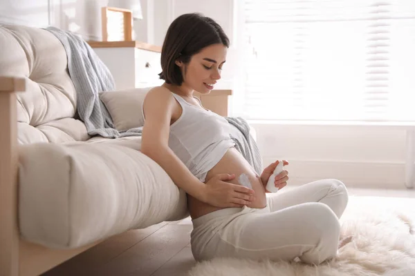 Jonge Zwangere Vrouw Met Cosmetisch Product Thuis — Stockfoto