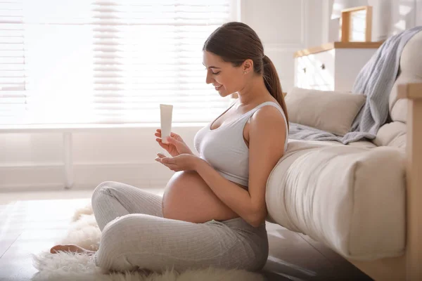 Mujer Embarazada Joven Con Producto Cosmético Casa — Foto de Stock