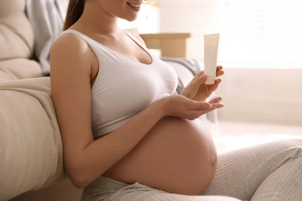 Jovem Grávida Com Produto Cosmético Casa Close — Fotografia de Stock