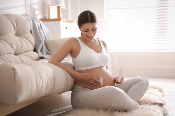 Jonge Zwangere Vrouw Met Cosmetisch Product Thuis — Stockfoto