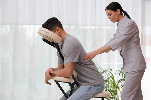 Man Ontvangt Massage Moderne Stoel Binnen — Stockfoto
