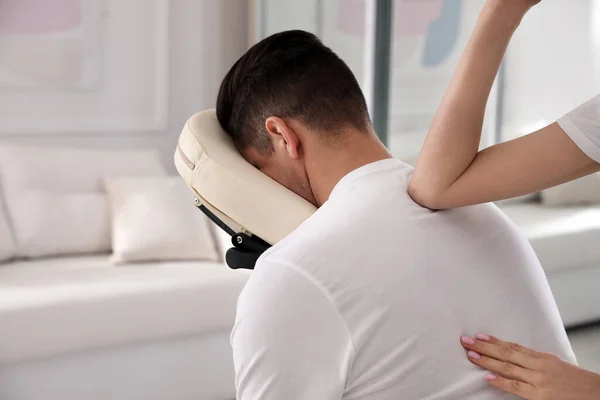 Homme Recevant Massage Dans Une Chaise Moderne Intérieur — Photo