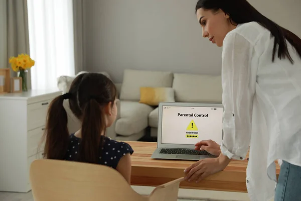 Madre Instalando Aplicación Control Parental Portátil Para Garantizar Seguridad Hijo —  Fotos de Stock