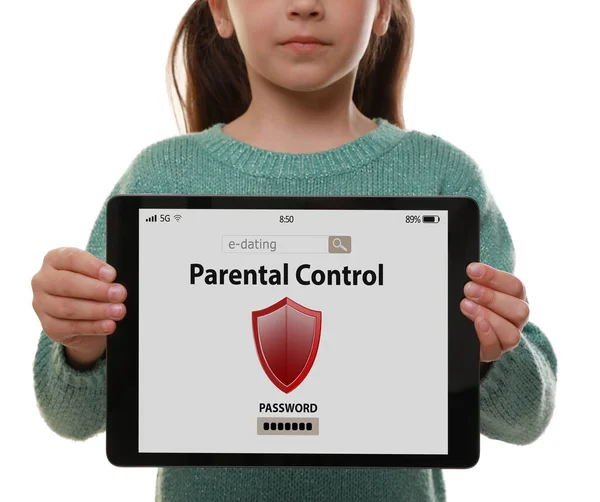 白い背景にインストールされているペアレンタルコントロールアプリと子を保持タブレット クローズアップ サイバーセキュリティ — ストック写真