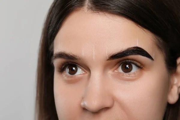 Woman Eyebrow Tinting Procedure Grey Background Closeup — Stock Photo, Image