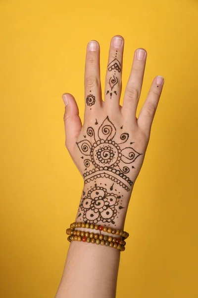 Vrouw Met Mooie Henna Tattoo Bij Hand Tegen Gele Achtergrond — Stockfoto