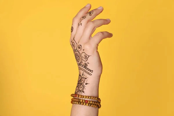 Mujer Con Hermoso Tatuaje Henna Mano Sobre Fondo Amarillo Primer —  Fotos de Stock