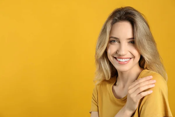 Retrato Mujer Joven Feliz Con Hermoso Cabello Rubio Sonrisa Encantadora — Foto de Stock