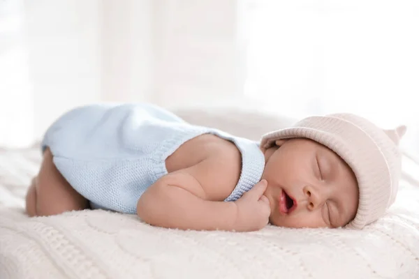 Очаровательный Новорожденный Ребенок Спит Белой Вязаной Клетке — стоковое фото