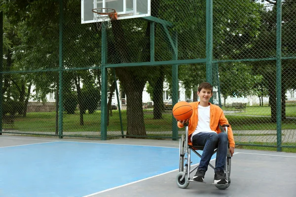 Anak Remaja Cacat Kursi Roda Dengan Bola Basket Lapangan Terbuka — Stok Foto