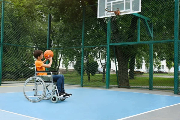 Niepełnosprawny Nastolatek Wózku Inwalidzkim Gra Koszykówkę Boisku — Zdjęcie stockowe