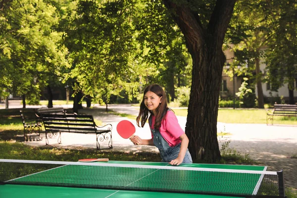 小女孩在公园打乒乓球 — 图库照片