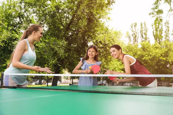 Šťastná Rodina Dítětem Hraje Ping Pong Parku — Stock fotografie