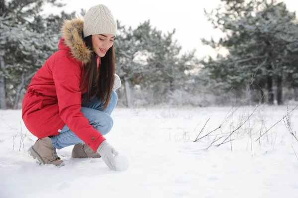 Ung Kvinna Rullar Snöboll Utomhus Vinterdagen Plats För Text — Stockfoto