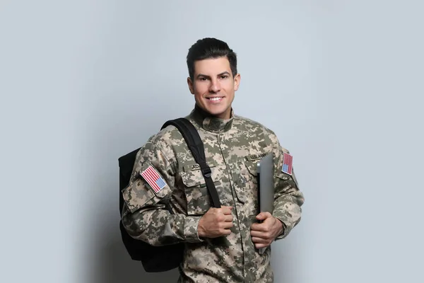 Cadet Avec Sac Dos Ordinateur Portable Sur Fond Gris Clair — Photo