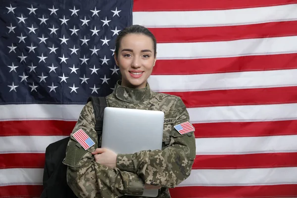 Kvinnlig Soldat Med Ryggsäck Och Laptop Nära Flaggan Usa Militär — Stockfoto