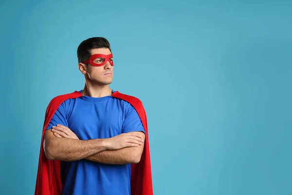 Hombre Con Capa Superhéroe Máscara Sobre Fondo Azul Claro Espacio —  Fotos de Stock
