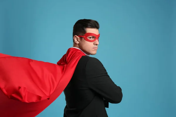 Hombre Con Capa Superhéroe Máscara Sobre Fondo Azul Claro —  Fotos de Stock