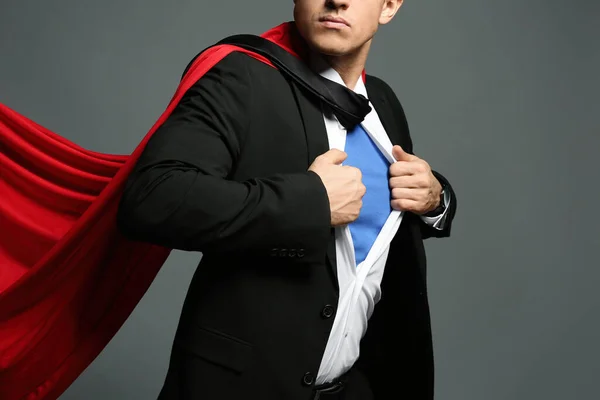Geschäftsmann Superhelden Umhang Anzug Vor Grauem Hintergrund Nahaufnahme — Stockfoto