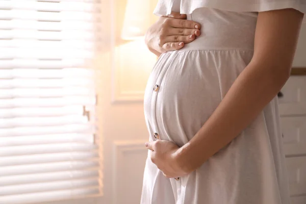 Hamile Genç Bir Kadın Karnına Dokunuyor Yakın Plan Metin Için — Stok fotoğraf