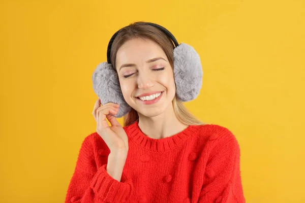 Mulher Feliz Vestindo Earmuffs Quentes Fundo Amarelo — Fotografia de Stock