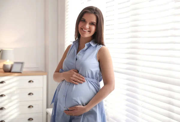 Jonge Zwangere Vrouw Bij Het Raam Thuis — Stockfoto