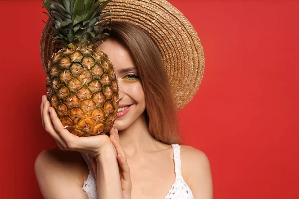 Junge Frau Mit Frischer Ananas Auf Rotem Hintergrund Platz Für — Stockfoto