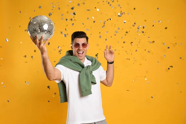 Happy Man Disco Ball Confetti Yellow Background — Stock Photo, Image