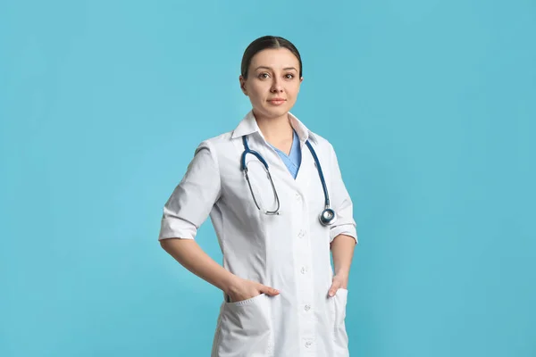 Pédiatre Uniforme Avec Stéthoscope Sur Fond Turquoise — Photo