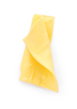 Beyaza izole edilmiş lezzetli bir peynir dilimi.