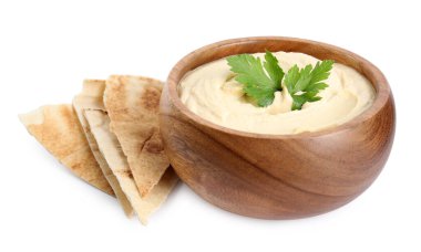 Pide cipsli lezzetli humus ve beyaz arka planda maydanoz.