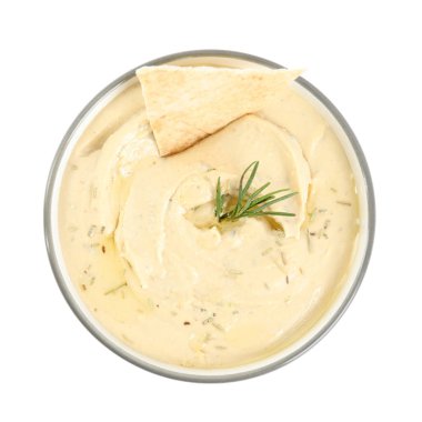 Pita parçacıklı enfes humus ve biberiye kabın içinde, beyaz, üst tarafta izole edilmiş.
