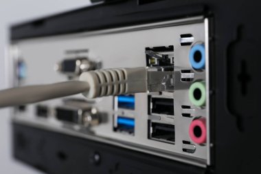 Bilgisayar sistemi ünitesine kablo bağlı, yakın plan. İnternet iletişimi