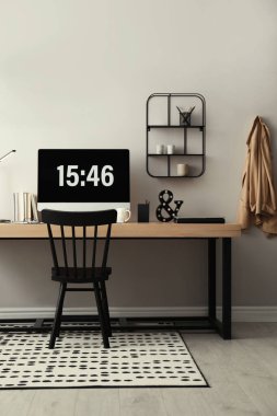 Odasında bilgisayar olan modern bir iş yeri. İç tasarım